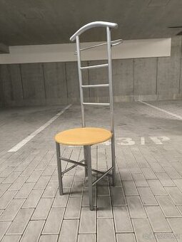 Němý sluha, věšák na oblečení