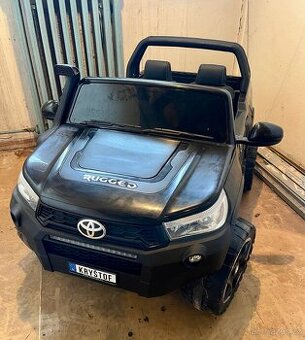 Elektrické autíčko Toyota Hilux 4x4 černé