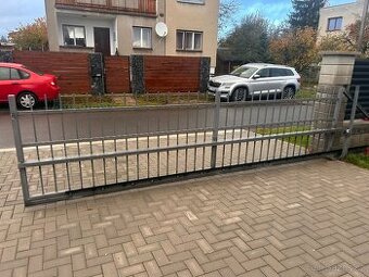 SAMONOSNÁ POSUVNÁ BRÁNA + BRANKA + PLOTOVÉ DÍLCE