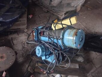 Elektrický vrátek. Kočka. Portálový jeřáb