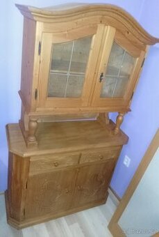 Celo masivní vyřezávaný selský příborník