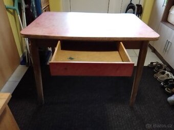 Stůl se šuplíkem