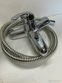 Sprchová baterie na zeď s hadicí