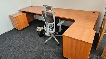 Soubor kancelářského nábytku