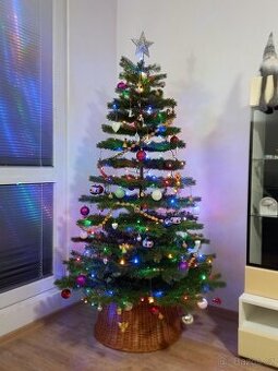 Umělý vánoční stromeček plus ratanový koš