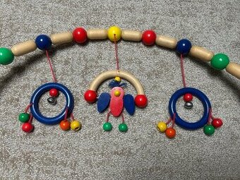 Kvalitní dřevěná hrazdička pro miminka