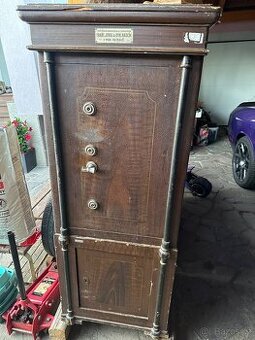 Starožitný trezor Popelka