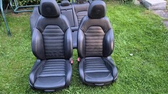 Alfa Romeo Giulia Veloce elektrické sedačky.