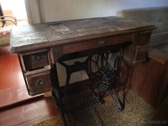 Starý šicí stroj.