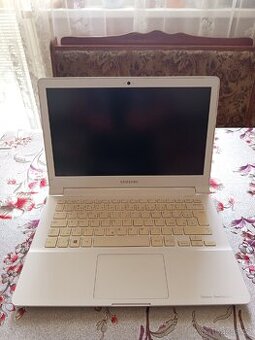 Samsung 905s model: np905s3g na náhradní díly.