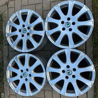 5x112 17 originální ALU kola Škoda cena za sadu pěkný stav -