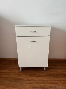 Koupelnová skřínka Keramia s košem na prádlo