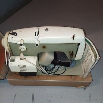 Kufříkový šicí stroj Veritas