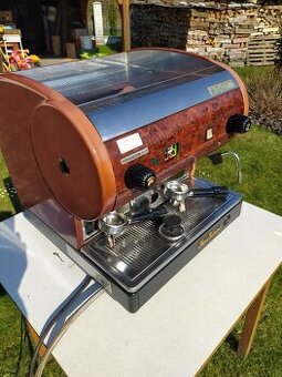 Pákový kávovar San Marino.