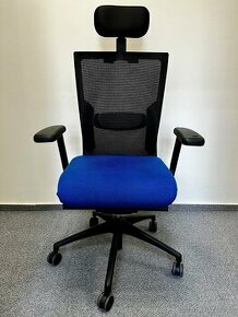 modrá kancelářská židle s podhlavníkem