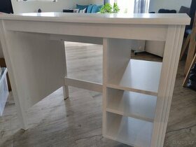 Bílý psací stůl Ikea