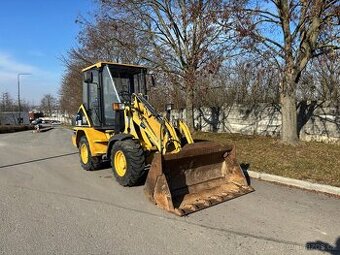 Kolový nakladač Caterpillar 902, nutná oprava motoru