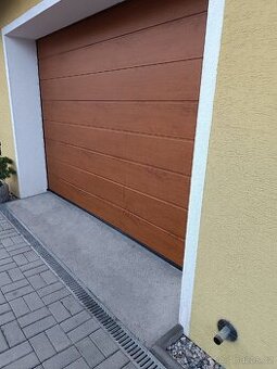 Sekčni vrata hörmann zlatý dub