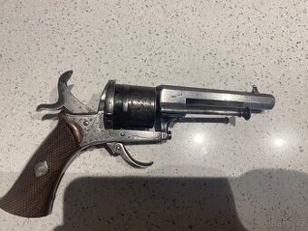 Historický revolver lefaux