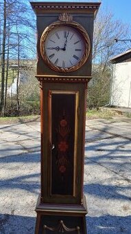 Malované podlahové mechanické hodiny