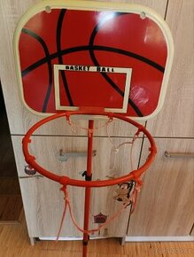 Basketbalový stojan a míč