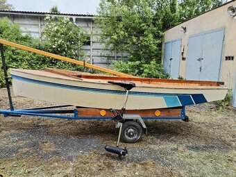 Dřevěná plachetnice VAURIEN s motorem - veterán