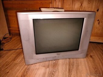 Stará funkční CRT televize JVC (uhlopříčka 51 cm) za odvoz
