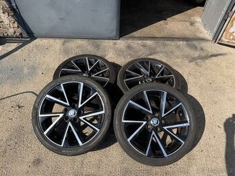 Škoda VEGA 7,0x18 5x112 ET51 - Lesklá černá