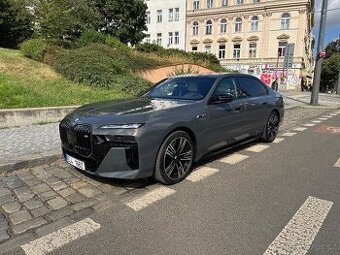 BMW M760e xDrive I.majitel M- Paket v záruce 3/2028