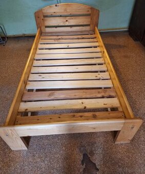 Dřevěná postel masiv