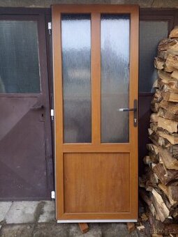 Vchodové dveře plastové