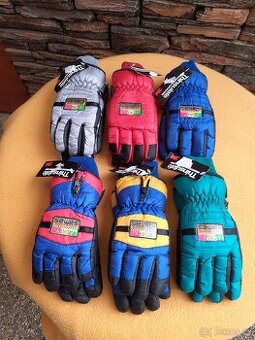 Prodám dětské rukavice odpovídající vel. zhruba 6 - 8 let
