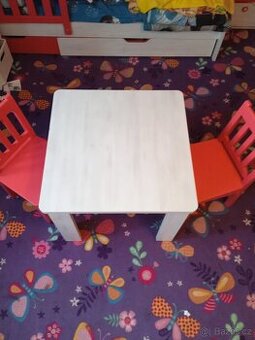 Dětský stoleček a dvě židle