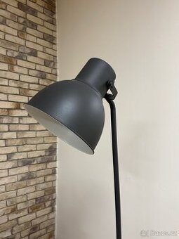 Stojací lampa – industriální styl, antracitová