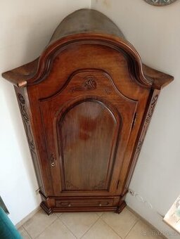 Starožitná rohová selská skříň Voglauer