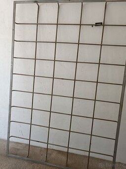 Bytelná mříž na okno