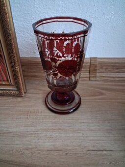 skleněný pohár ve stylu Biedermeier