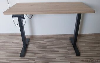 Výškově nastavitelný stůl