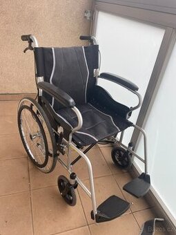 Odlehčený invalidní vozík