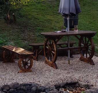 Prodám nový dřevěný stůl a 2 lavice.