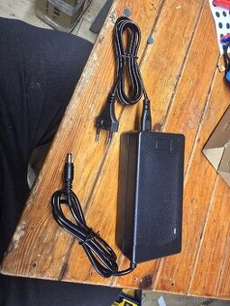 Nabiječka baterií 36V (42V) 4A rychlá