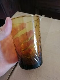 Hrnečky s podšalky a skleničky