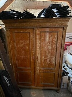 Starožitná skříň