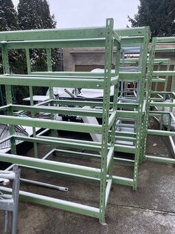 Nabízím 7 kusů pevných kovových regálů