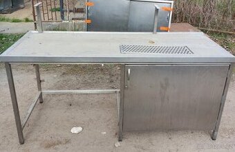 Nerezový stůl