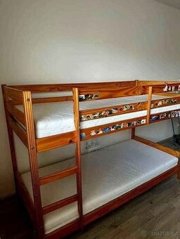 patrová postel z masivu i s matracemi.