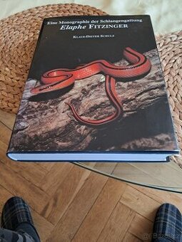 Odborná kniha pro chovatele hadů