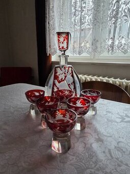 Rubínové broušené sklo - Karafa a 6 skleniček