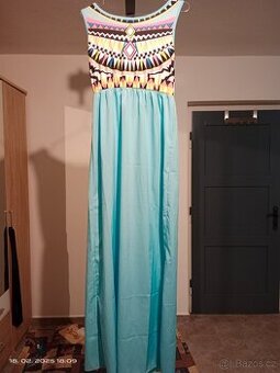 Modré šaty s ornamenty