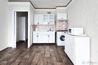 Pronájem zařízené garsoinéry s balkónem, ul. Žerotínova, Děč